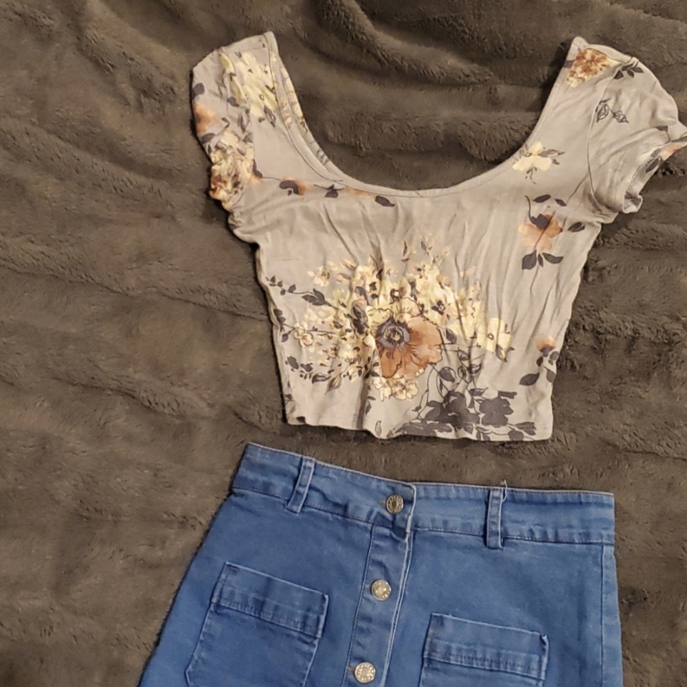 Cute Floral Crop Top with Short Sleeves